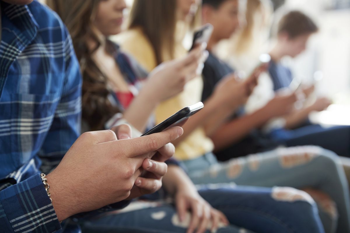 Giovani iperconnessi al telefonino, il concorso al Senato