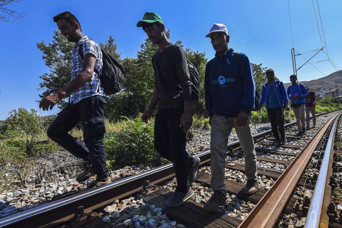 Botte ai migranti e video sui social. In manette due trafficanti stranieri