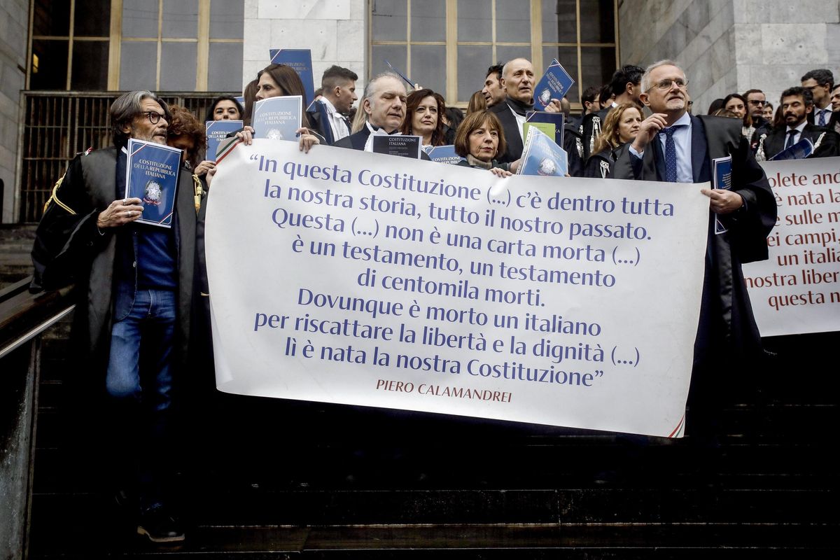 Il pm e la giudice affiancati in piazza mostrano perché le carriere van divise