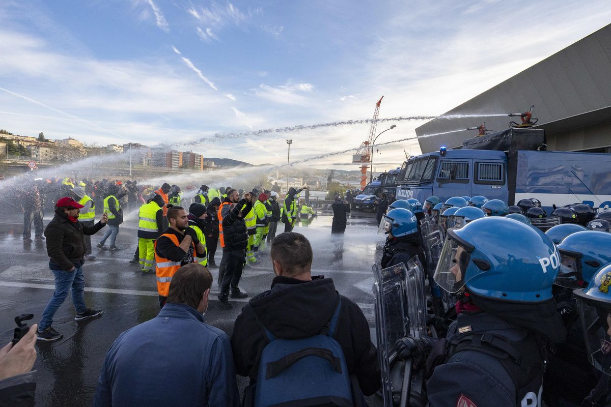 In sei a processo per la manifestazione anti green pass al porto di Trieste
