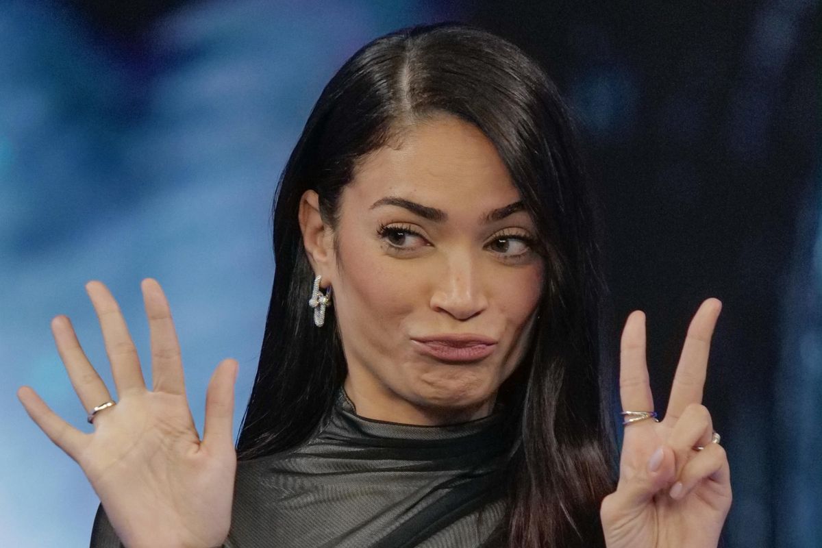 Elodie attacca la Meloni a Sanremo e i giornalisti applaudono