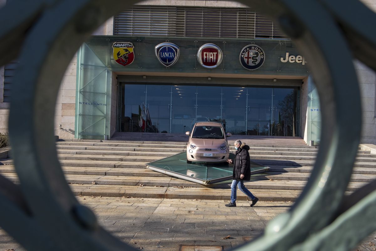 Stellantis anticiperà la produzione della Fiat 500 ibrida a Mirafiori