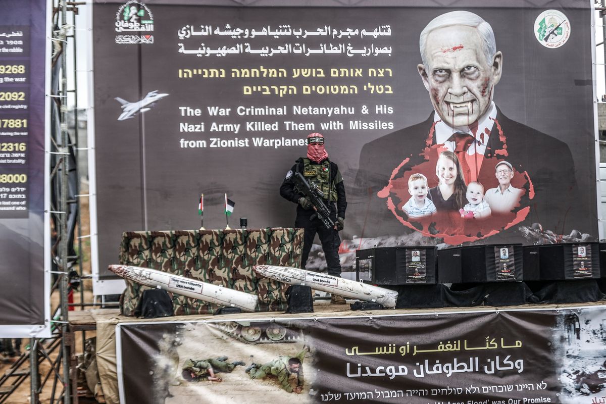 Il macabro show di Hamas non ha fine. Messe in mostra le bare degli ostaggi