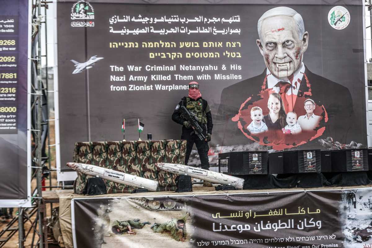 Il macabro show di Hamas non ha fine. Messe in mostra le bare degli ostaggi