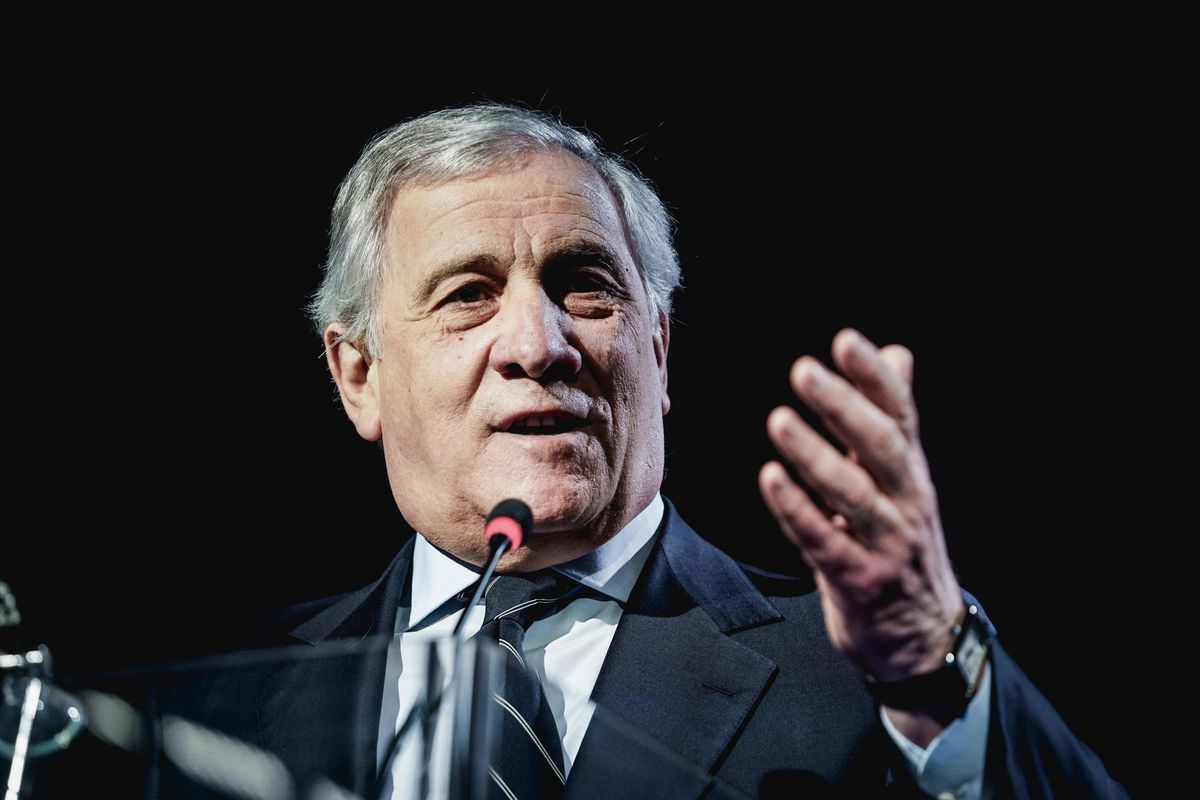 Tajani fa la ramanzina a Macron. Ancora scintille tra dem e 5 stelle