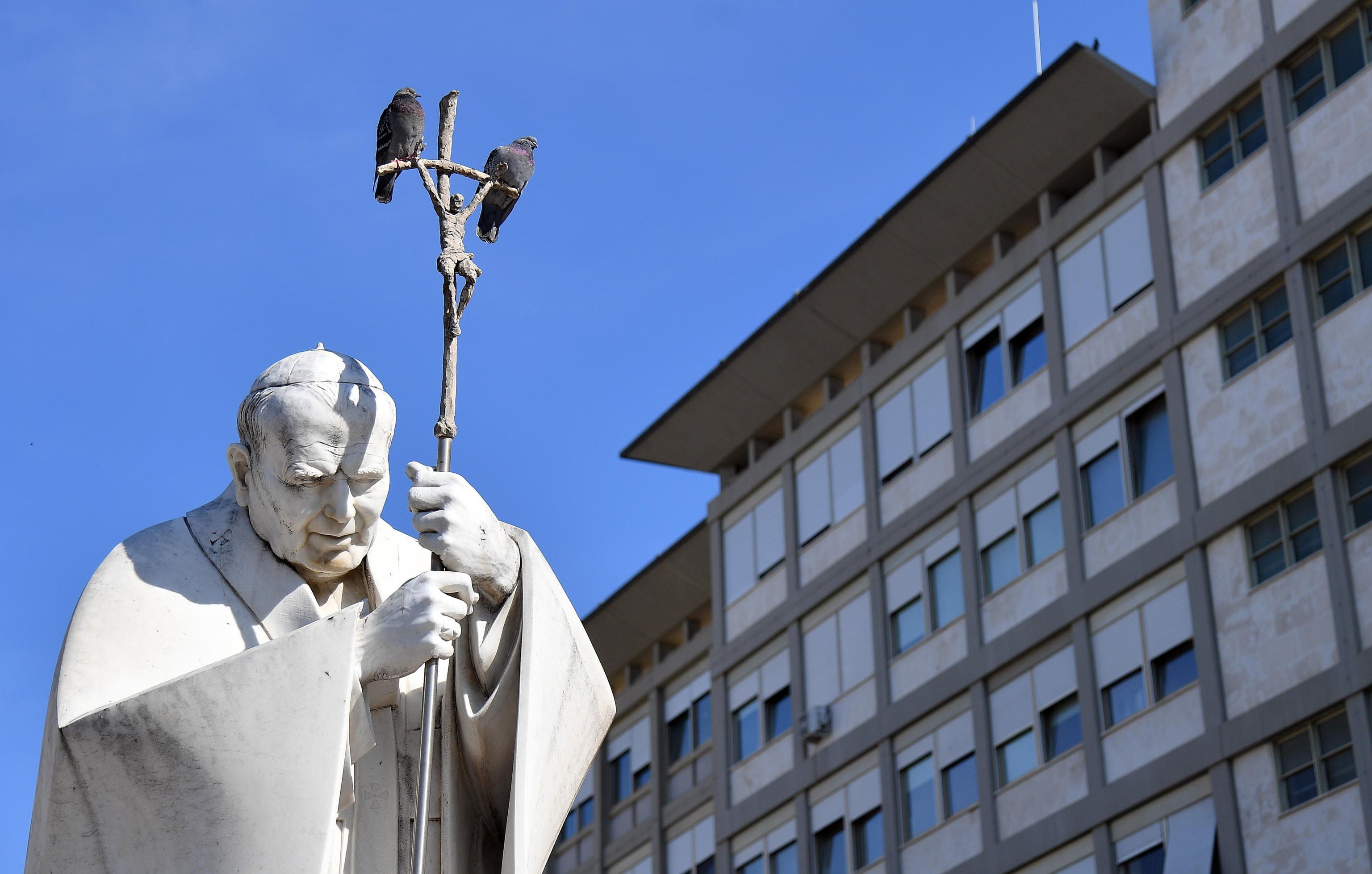 Il Papa impone la verità sul bollettino: «Reagisce, ma non è fuori pericolo»