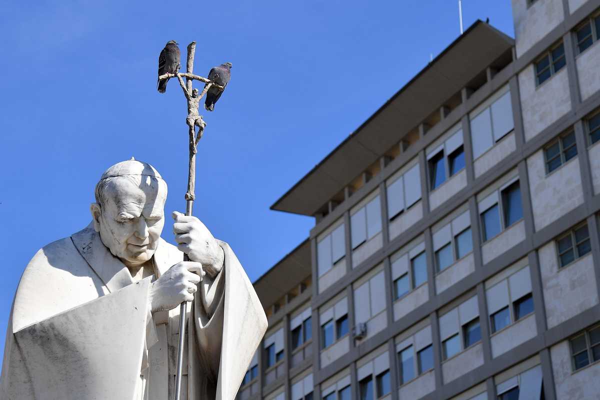 Il Papa impone la verità sul bollettino: «Reagisce, ma non è fuori pericolo»