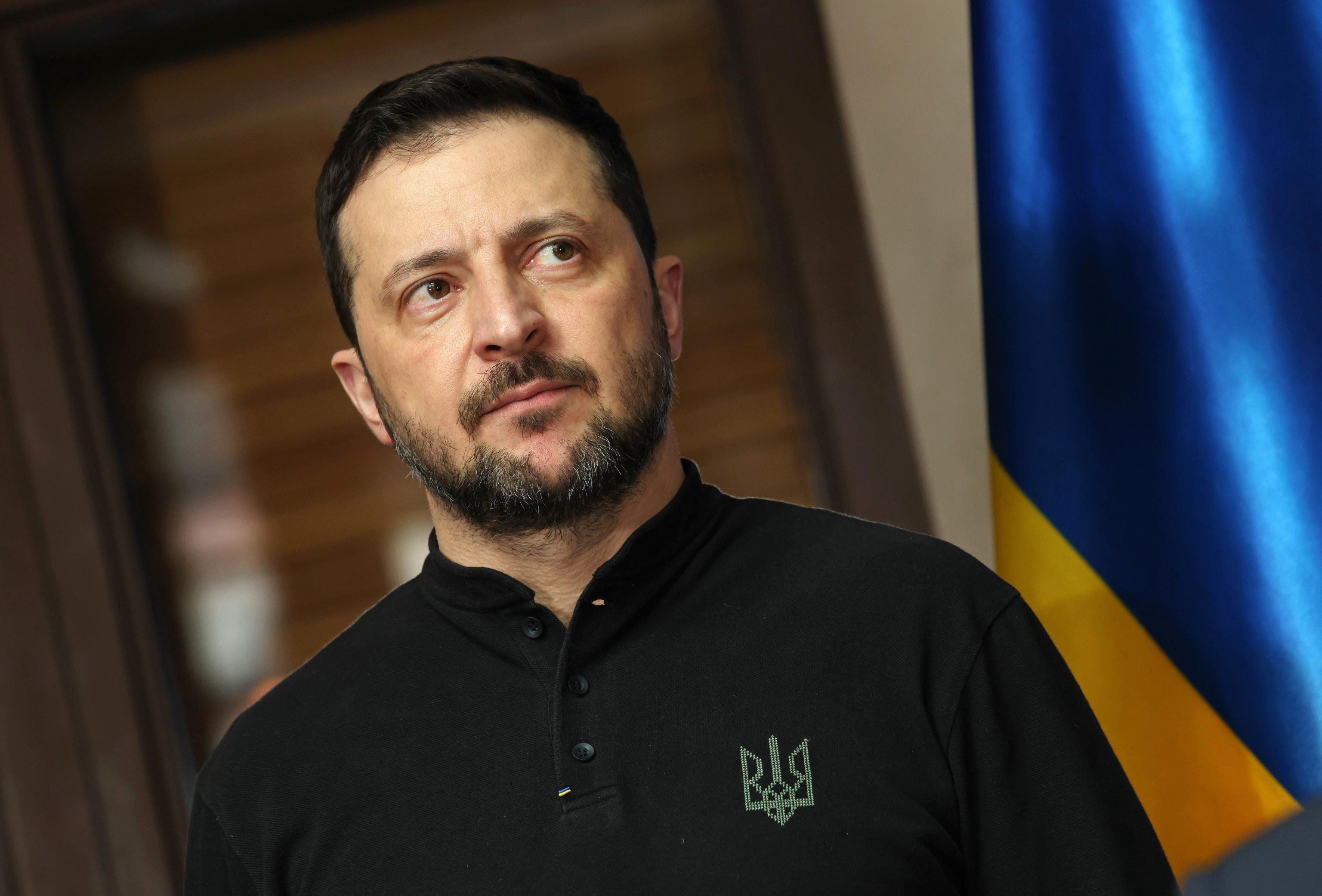 Siluro a Zelensky: «Esilio in Francia». Ombre cinesi sui negoziati