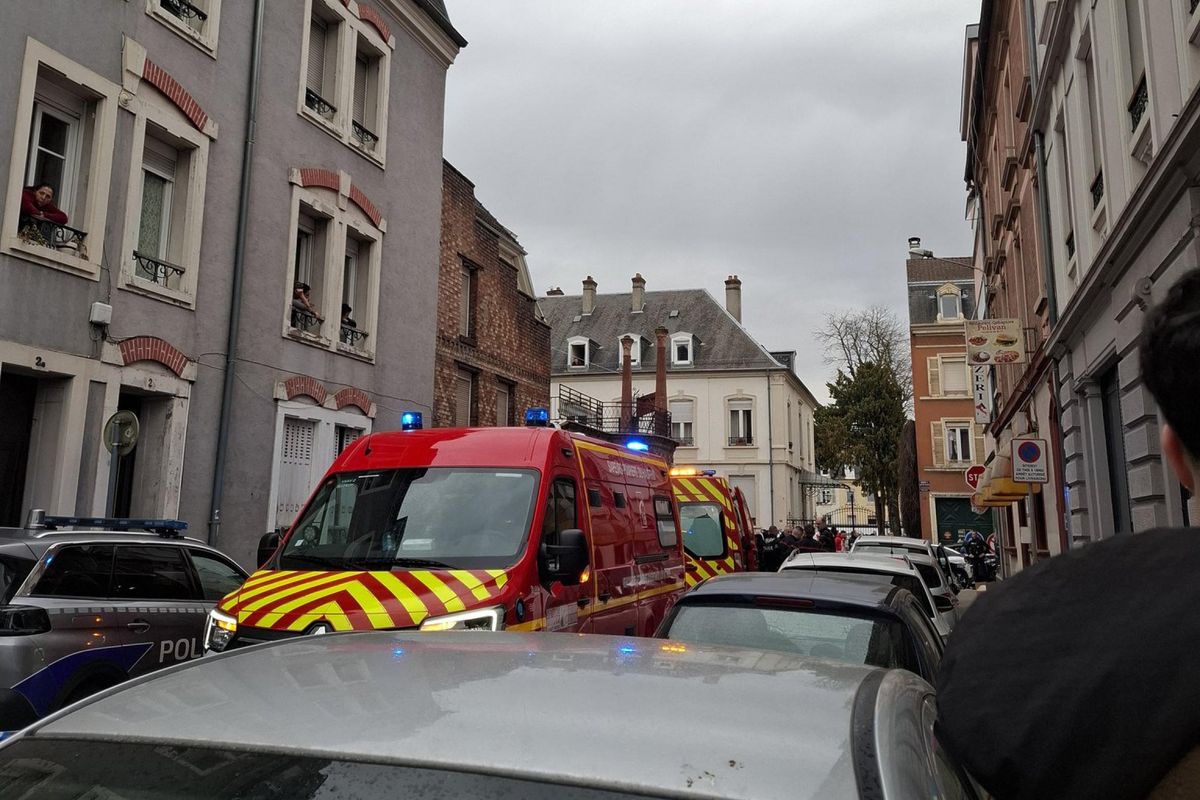 Francia, algerino urla Allah Akbar e accoltella i passanti: una vittima