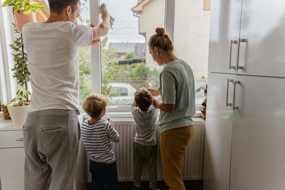 Certo che la famiglia naturale esiste. Le prove? Madri, padri, figli e fratelli