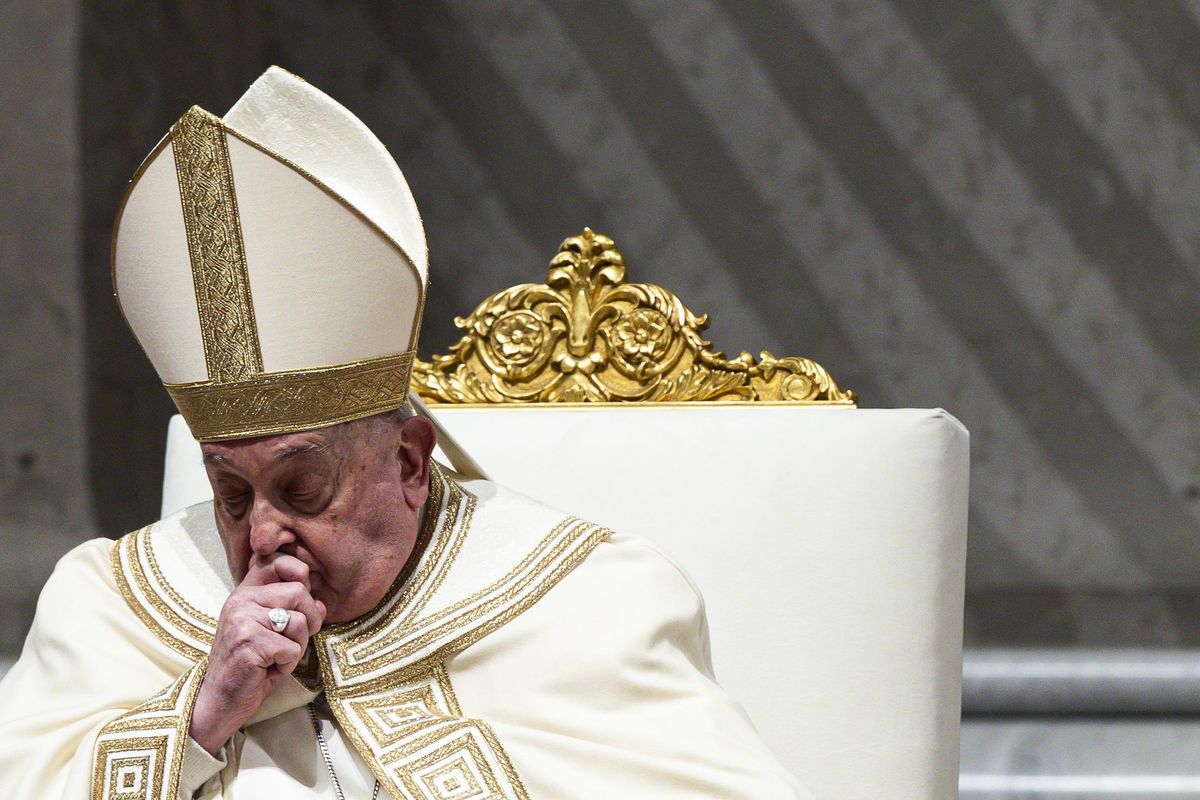 Francesco resta grave ma stabile Intanto lavora e nomina due santi