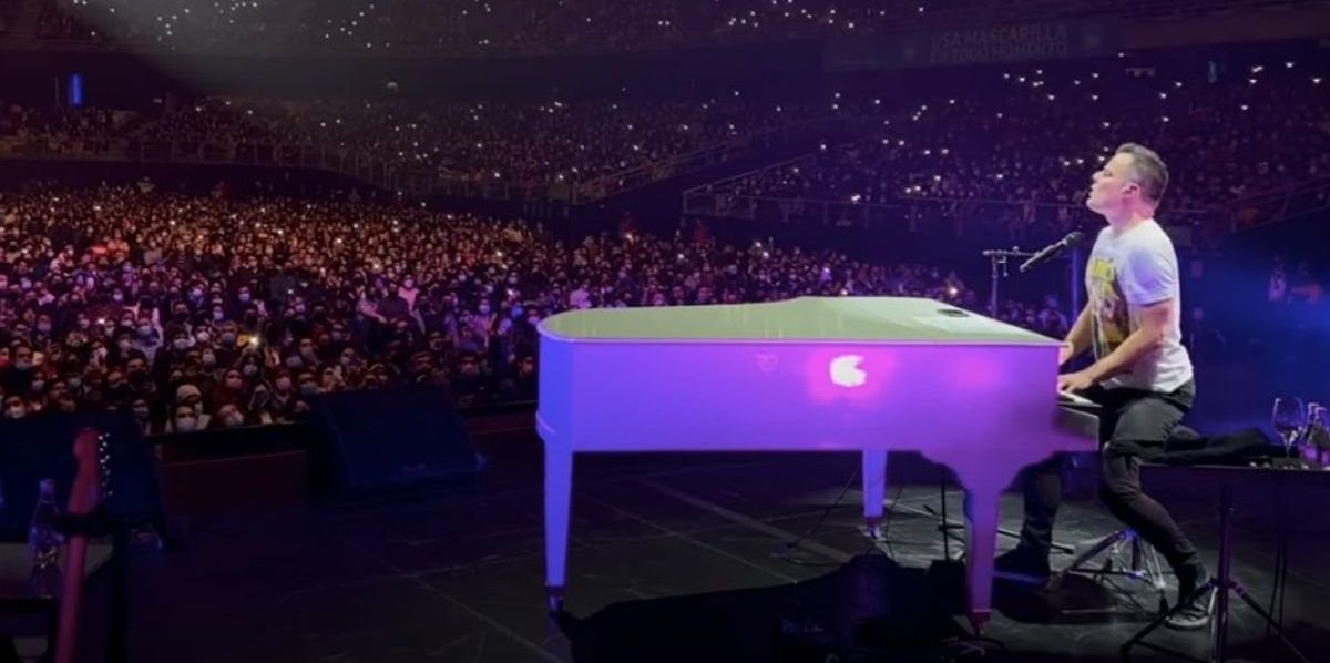 10000 people spontaneously sing Queen's 'Love of My Life' with Freddie Mercury impersonator