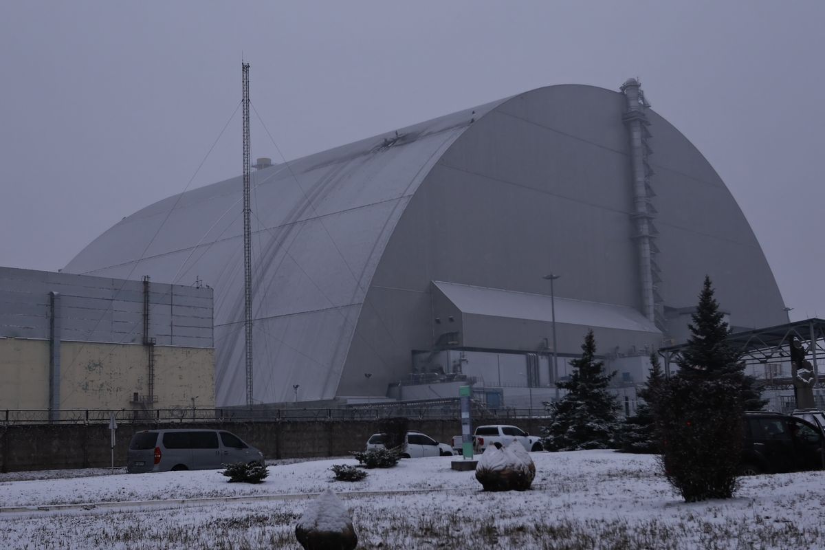 Un drone colpisce la copertura del reattore 4 di Chernobyl