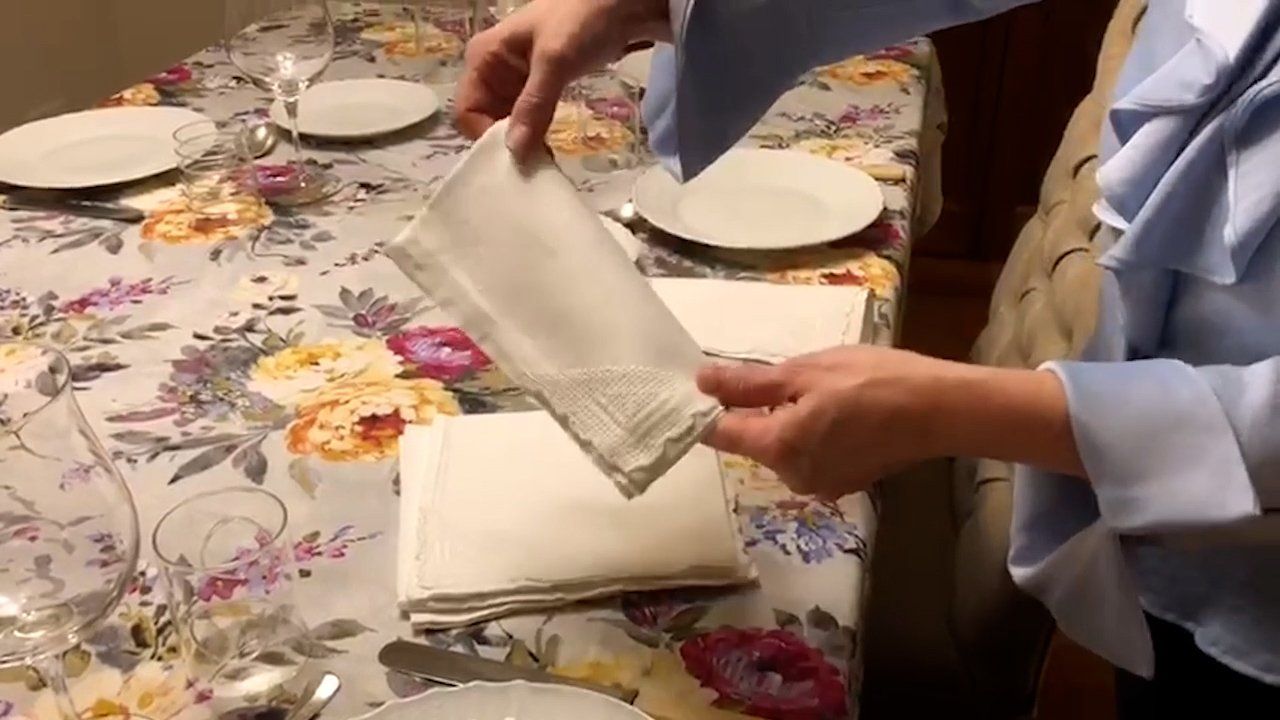 Le pillole di galateo di Petra e Carlo: apparecchiare il tovagliolo