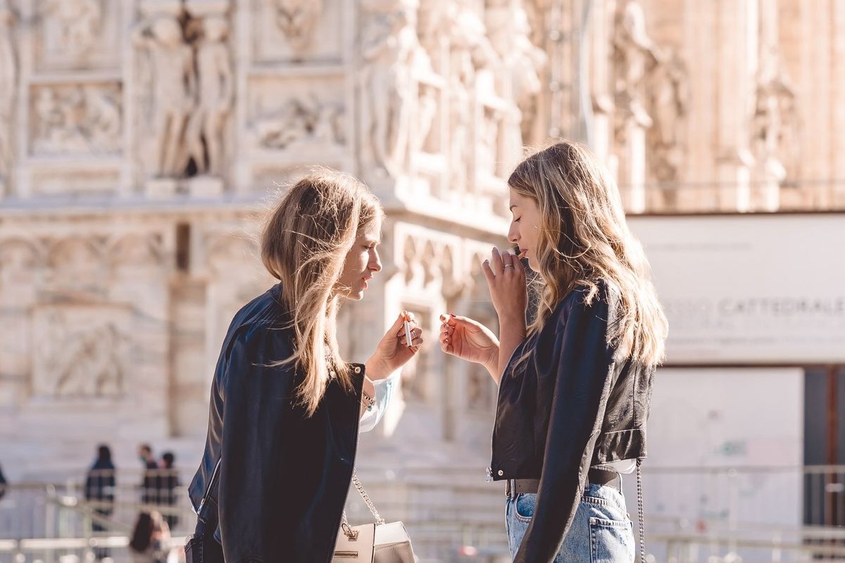 A Milano cala la ghigliottina sul fumo. Già multati i primi 20 «fuorilegge»