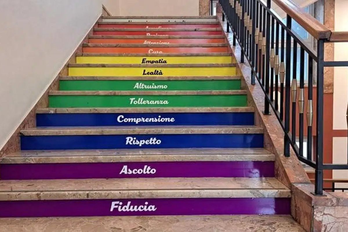 Prof fuori controllo. Tredicenne punito perché non è salito sugli scalini Lgbt