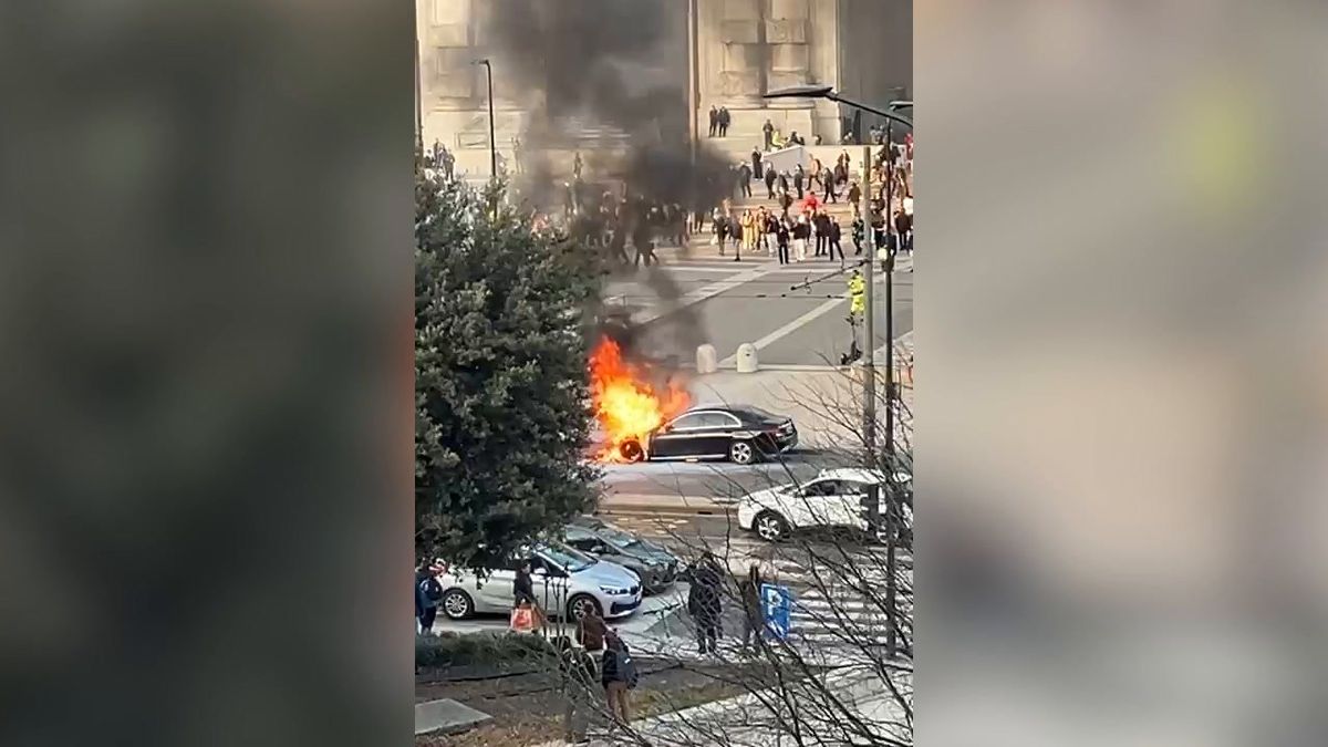 Milano, auto in fiamme in Stazione Centrale