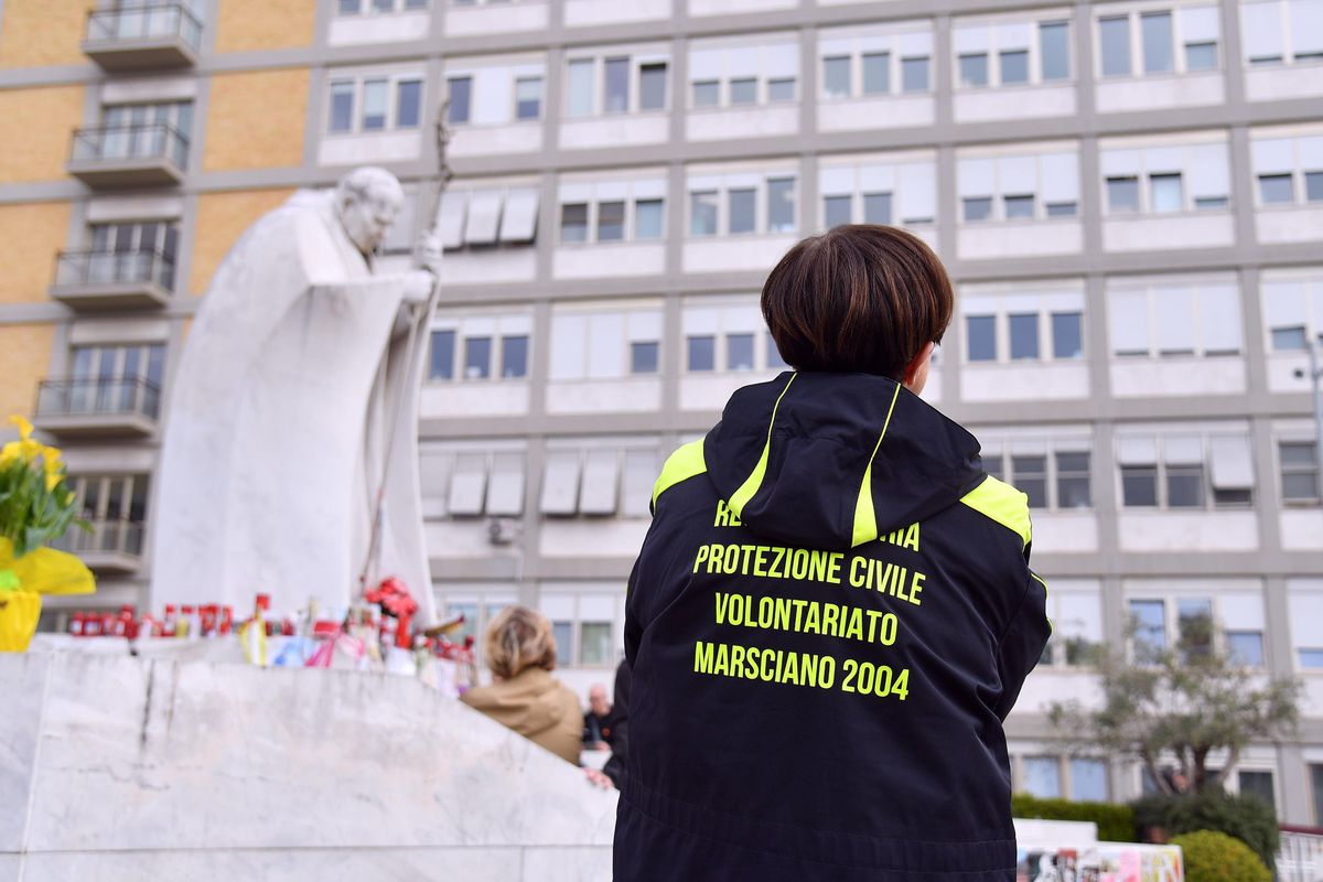 Il Papa migliora ma resta ancora in pericolo