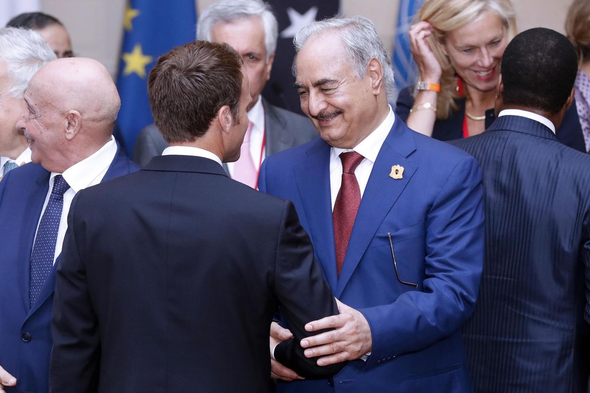 Macron torna ad avvicinarsi ad Haftar