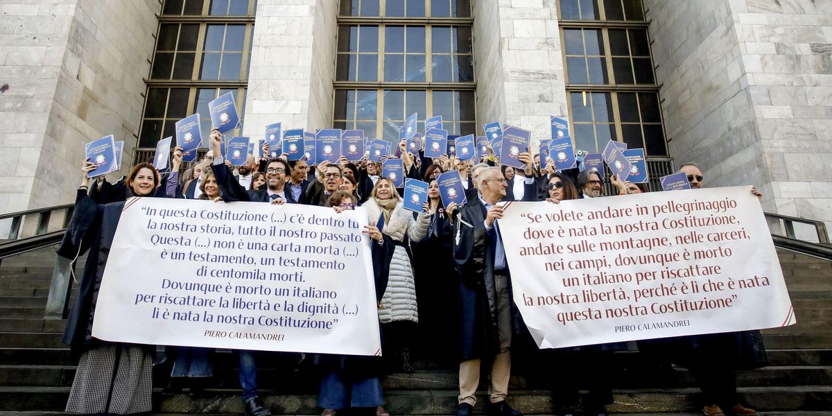 I magistrati vanno in piazza e copiano perfino il raduno pro Berlusconi