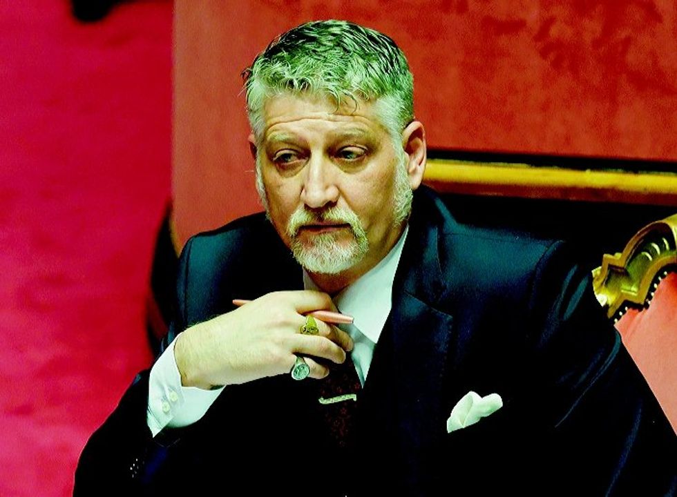 Giuli fa dietrofront sul cinema: «Rivedremo i criteri per i fondi»