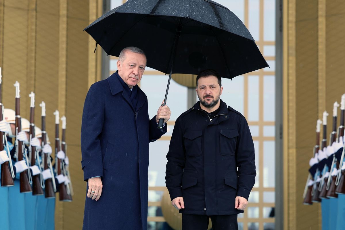 Erdogan tratta, fa i suoi interessi e si propone di ospitare i negoziati
