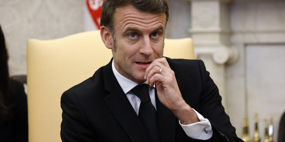 Un Macron a fine corsa fa di tutto per sabotare l’asse tra Meloni e Trump