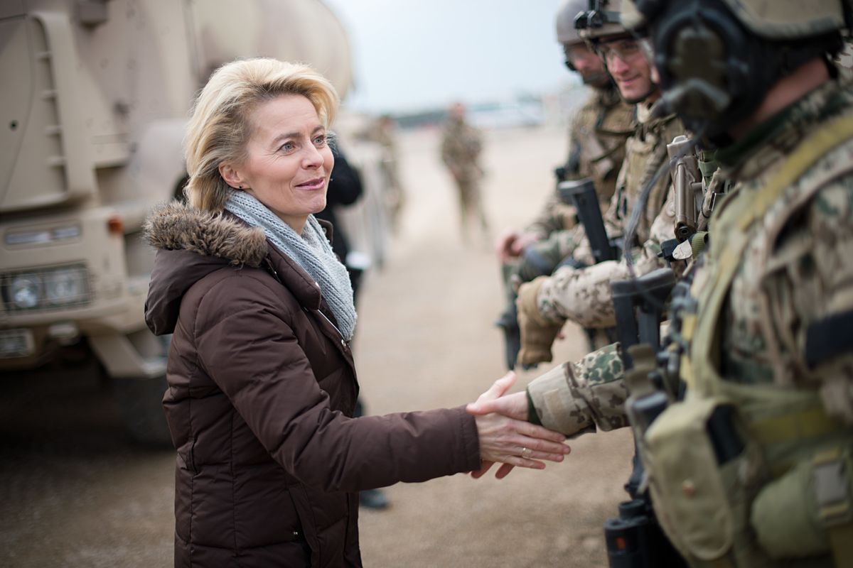 Le consulenze d’oro e gli sms cancellati. Gli scandali di Ursula ministro della Difesa