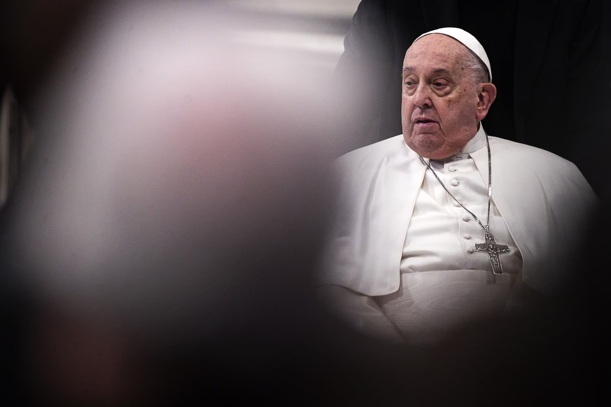 Al Papa non passa la polmonite. «Notte attaccato al respiratore»