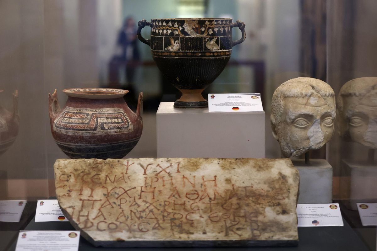 Sarcofagi, ciotole e una stele. Dietro ai tesori di Behrens una rete di trafficanti d’arte