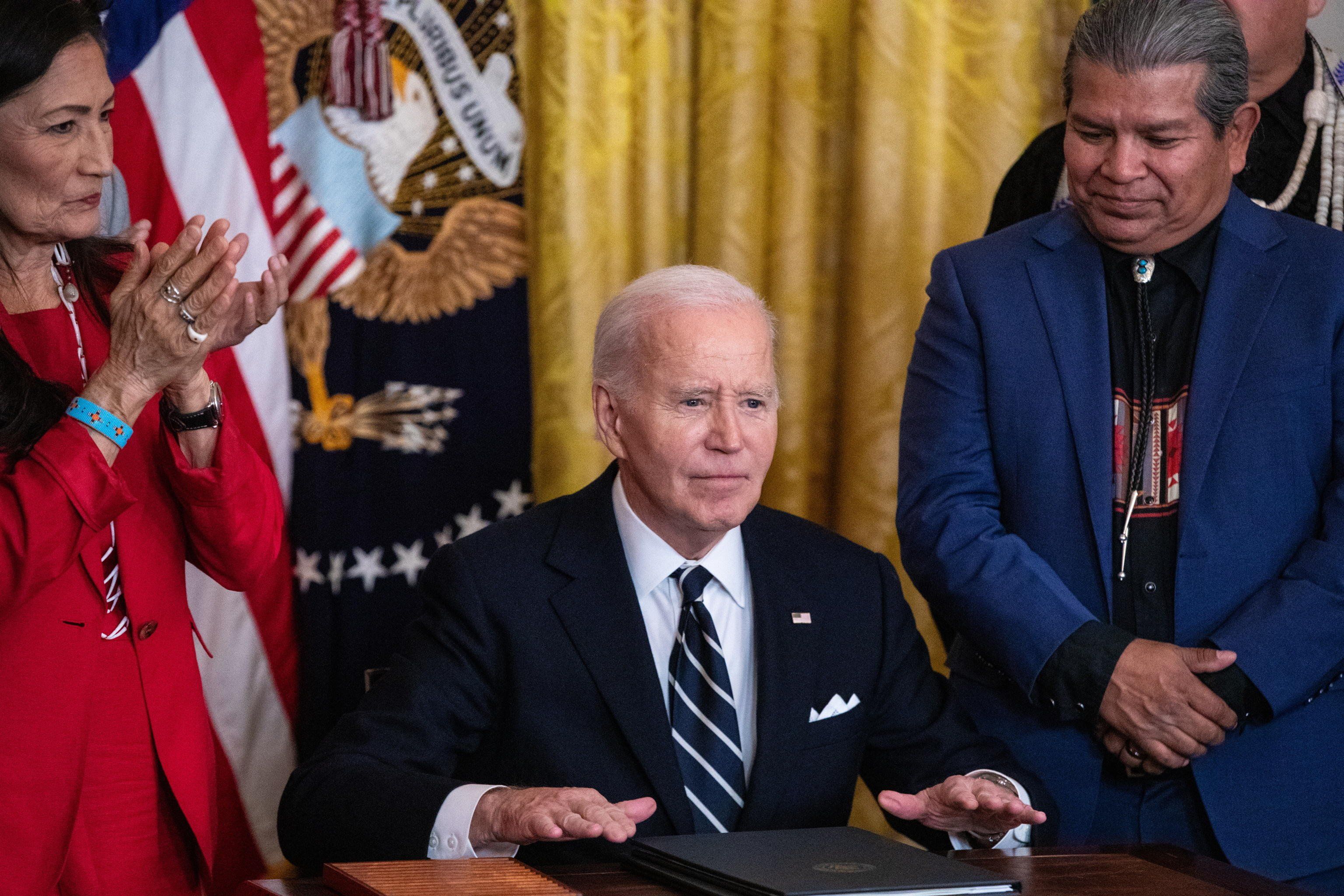 «Atti firmati per anni da un macchinario». Più ombre sullo stato mentale di Biden