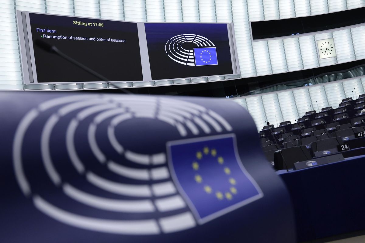 Delirio bellicista dell’Eurocamera: «Sgomento per la pace Usa-Russia»