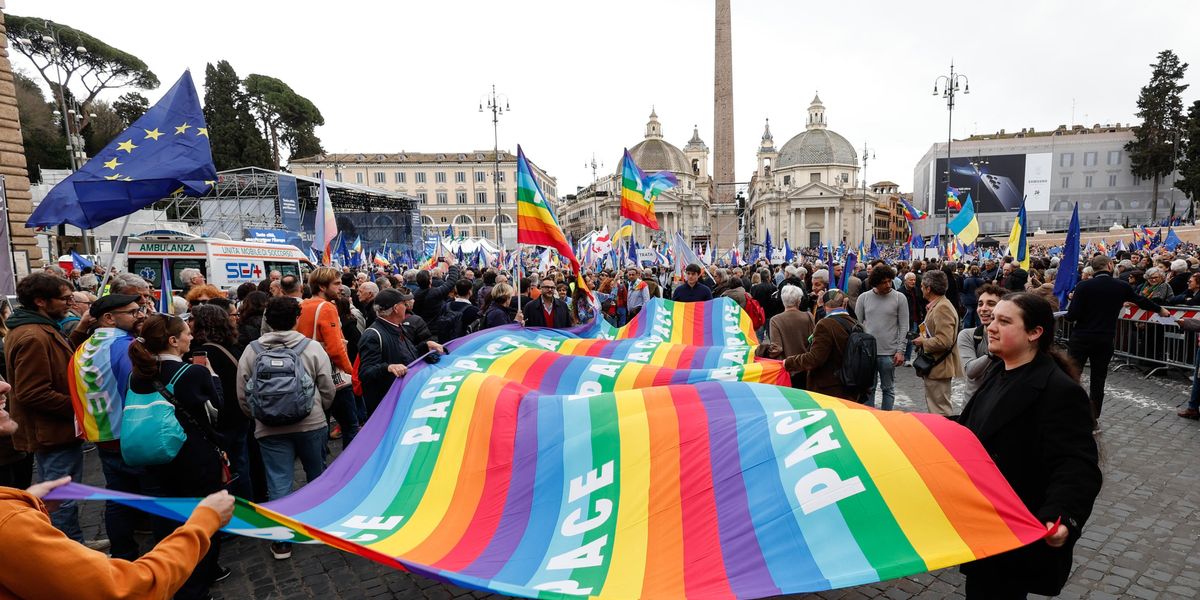 «Avvenire» rinnega Francesco e si converte al culto dei cannoni