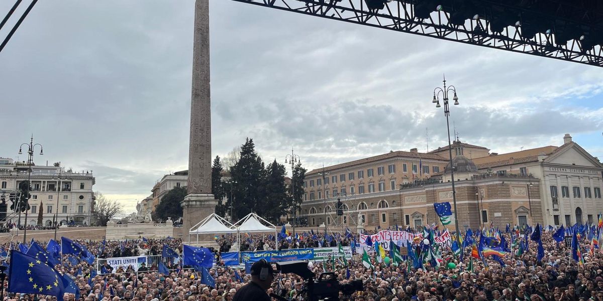 La piazza elitaria spacciata per realtà