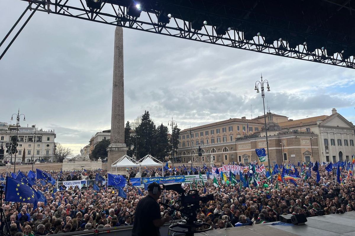 La piazza elitaria spacciata per realtà