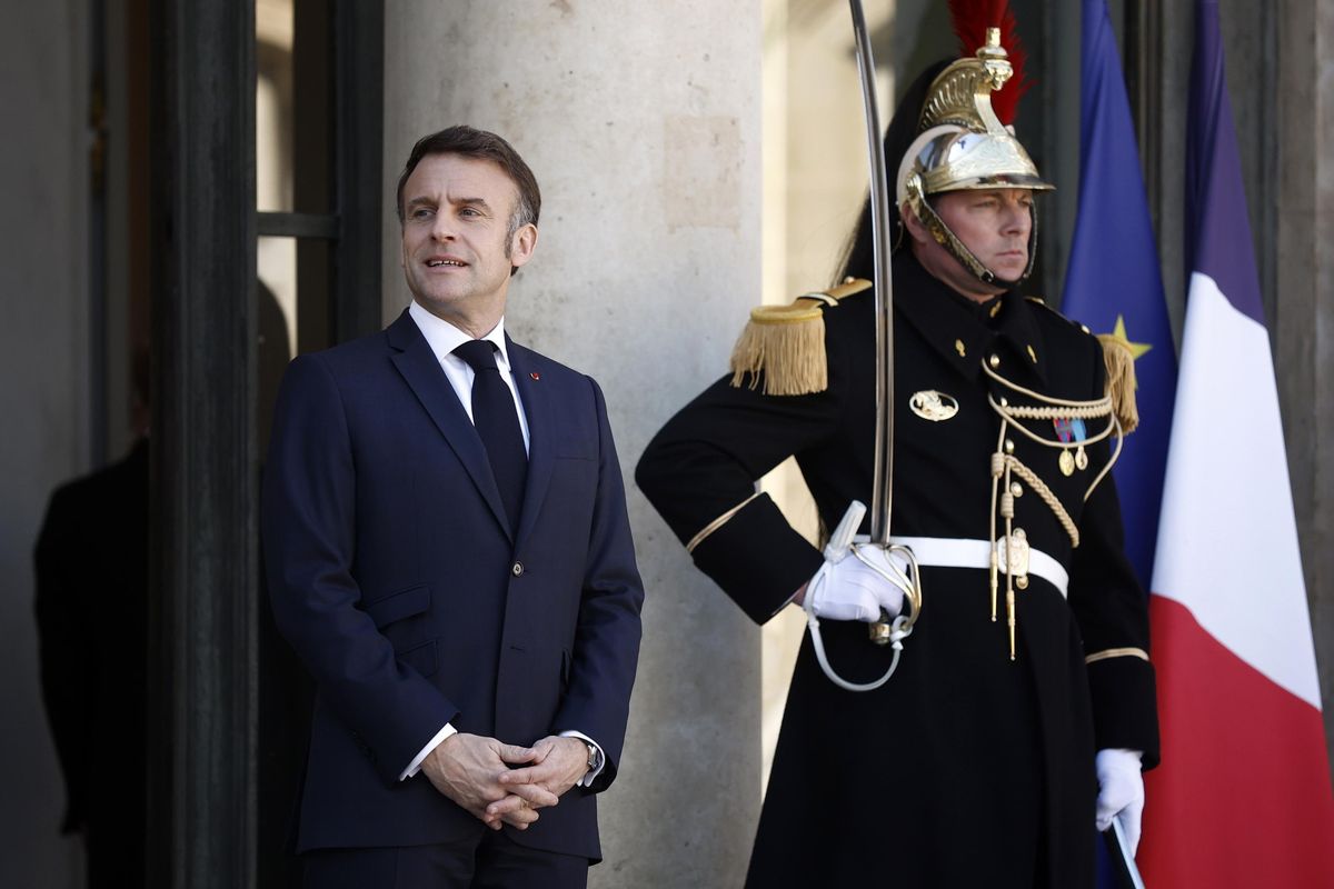 E Macron fa preparare ai francesi lo zaino per sopravvivere alla guerra