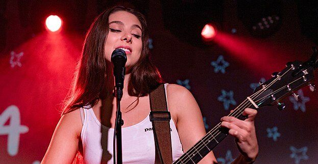 kira kosarin, kira kosarin music, guitars, thundermans actress, moroccan lounge, live music