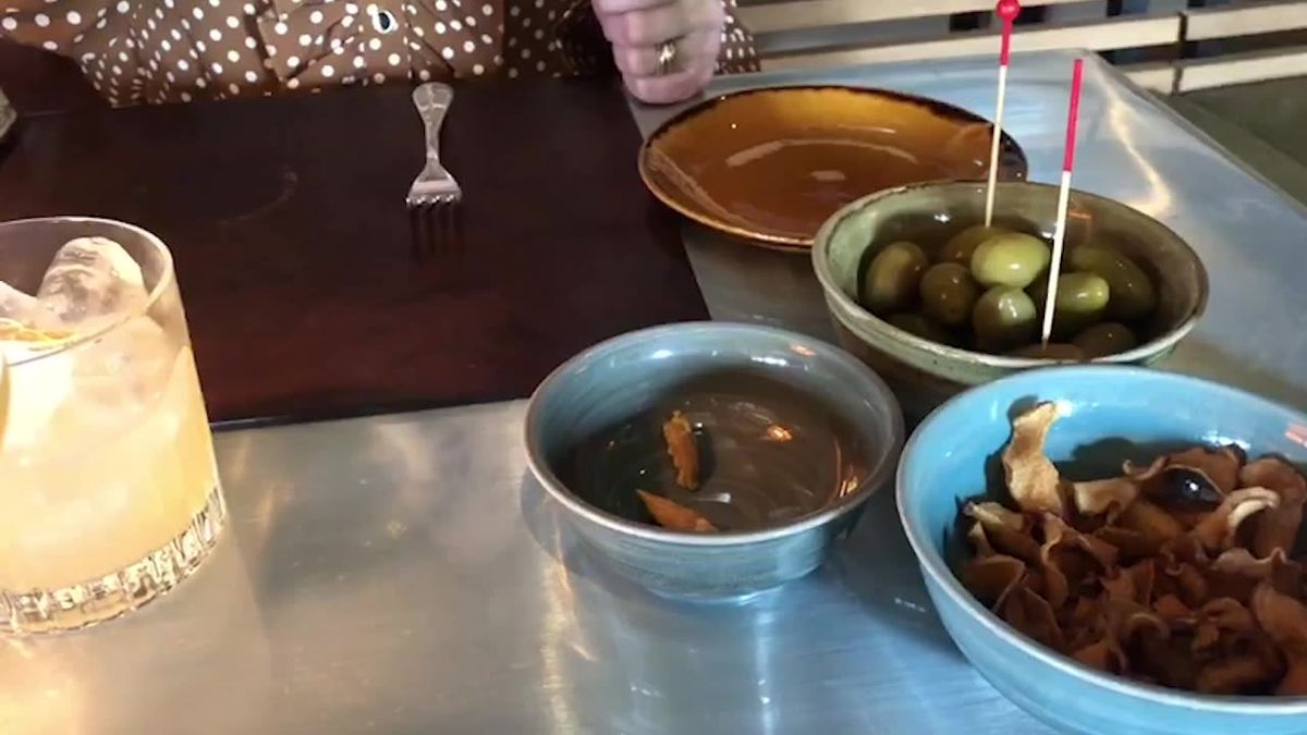 Le pillole di galateo di Petra e Carlo: come si mangiano le olive durante un aperitivo