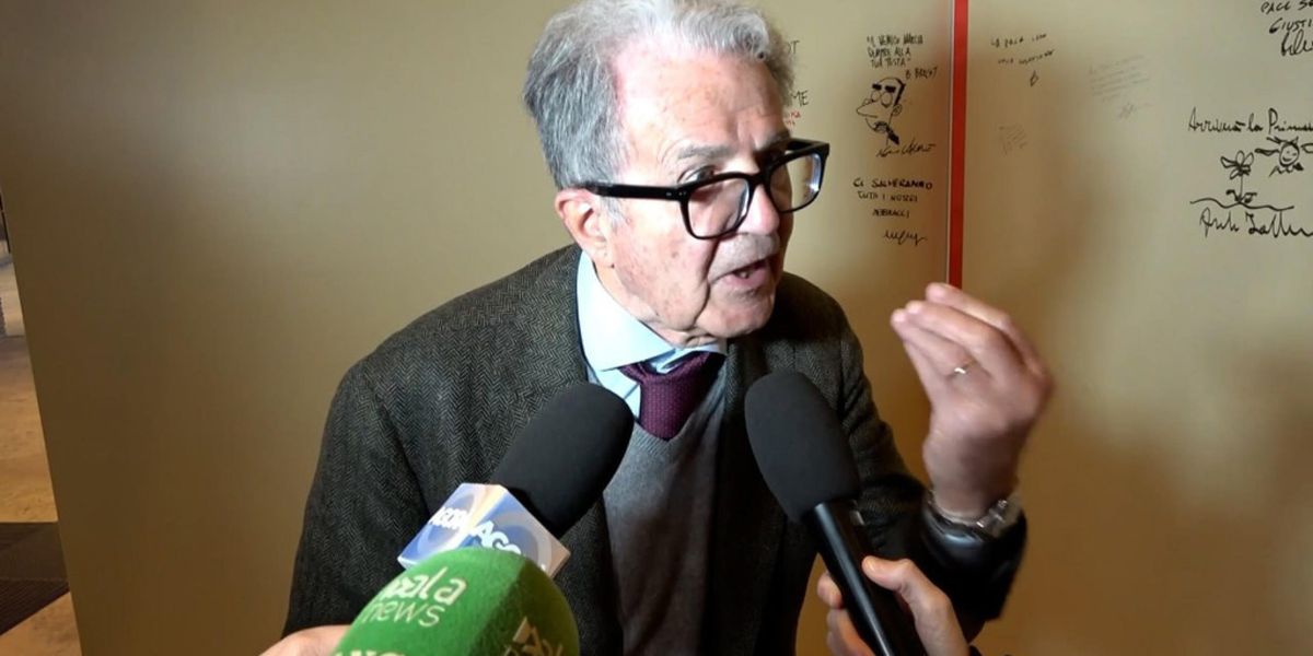 Prodi sbrocca per una domanda. Tira i capelli alla giornalista di Rete 4