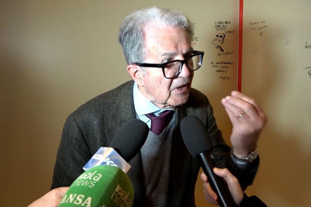 Prodi sbrocca per una domanda. Tira i capelli alla giornalista di Rete 4