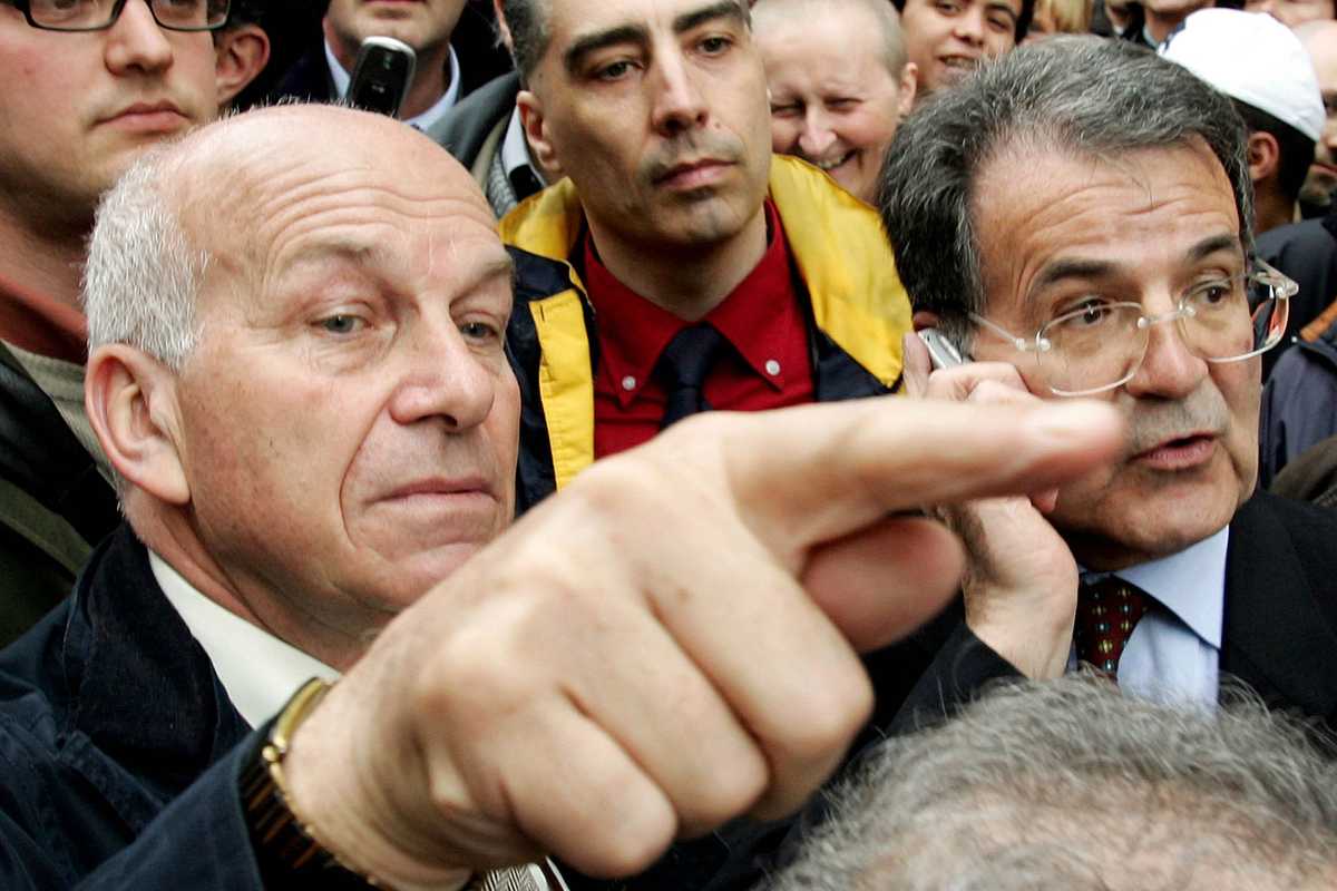 I democratici Prodi e Bertinotti tirano libri e insulti alla destra