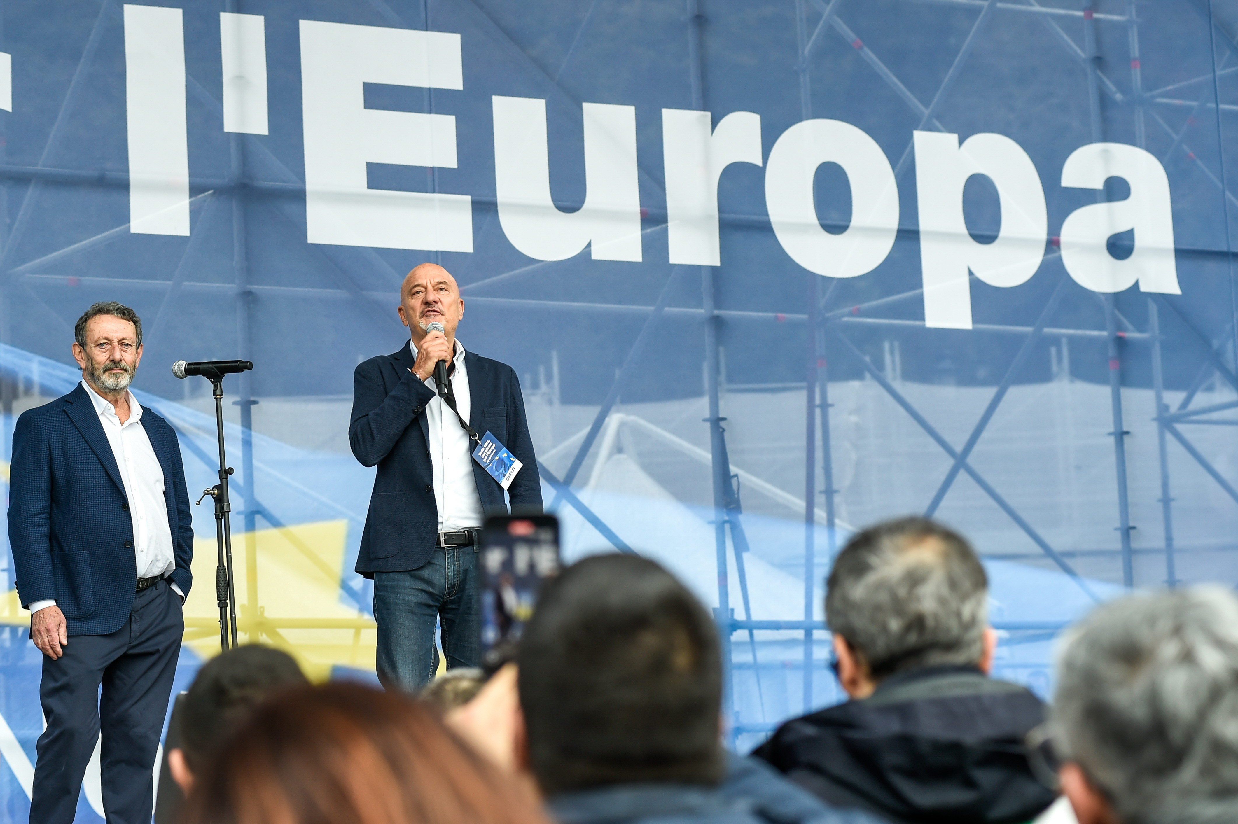 A Bisio, presentatore pro Ue della piazza di Serra, pagato pure l'albergo