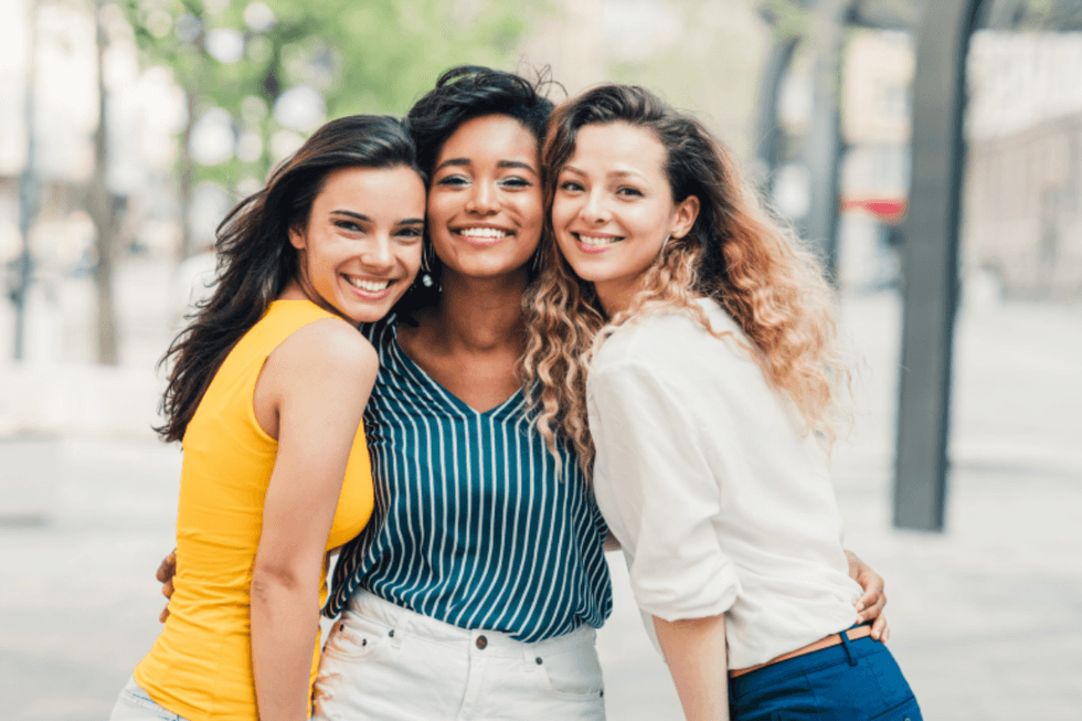 8 friends rally around nervous college student, helping her get ready for her first date
