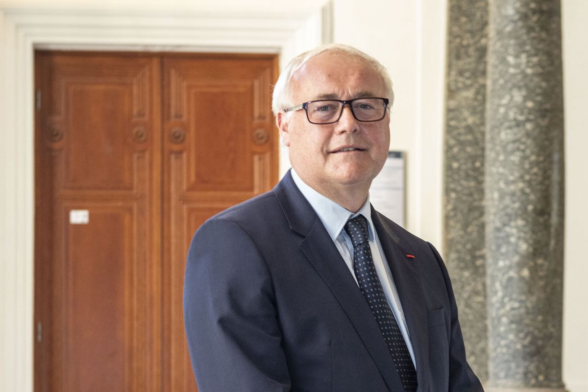 Taglia in Italia e privilegia Parigi. Scontro sull’ad francese di Stm
