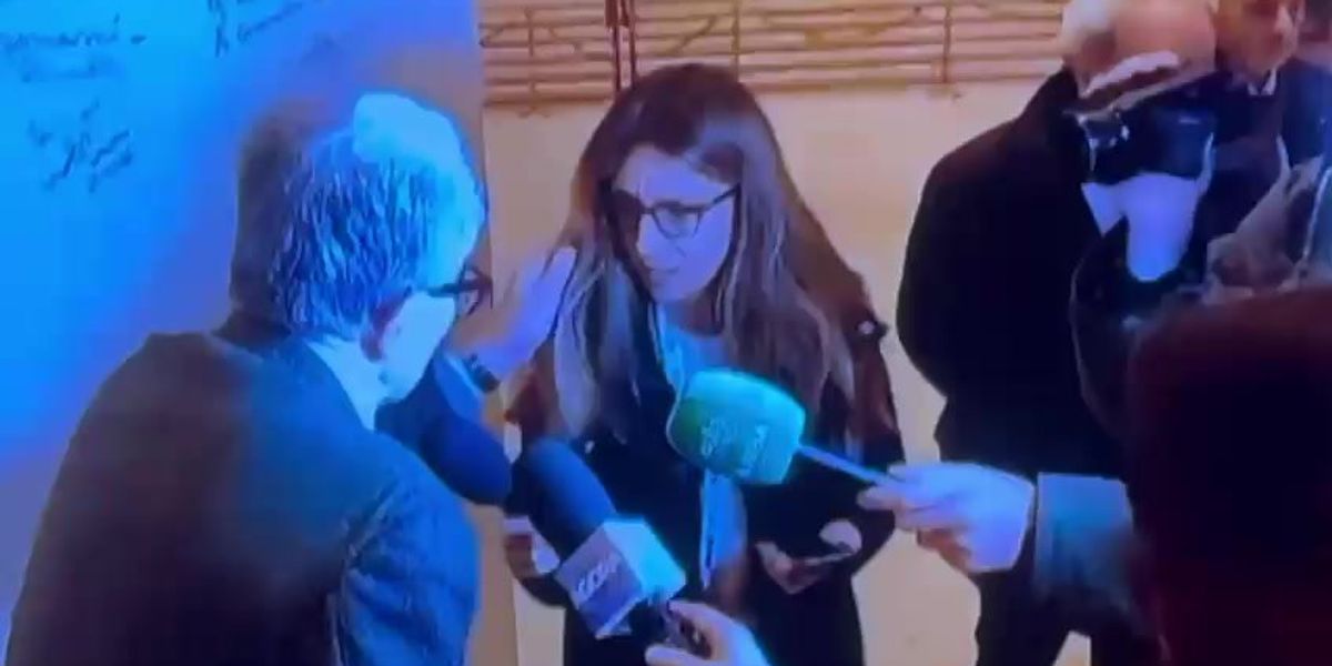 Ecco un altro video di Prodi con la giornalista di Mediaset: le prende i capelli con disprezzo