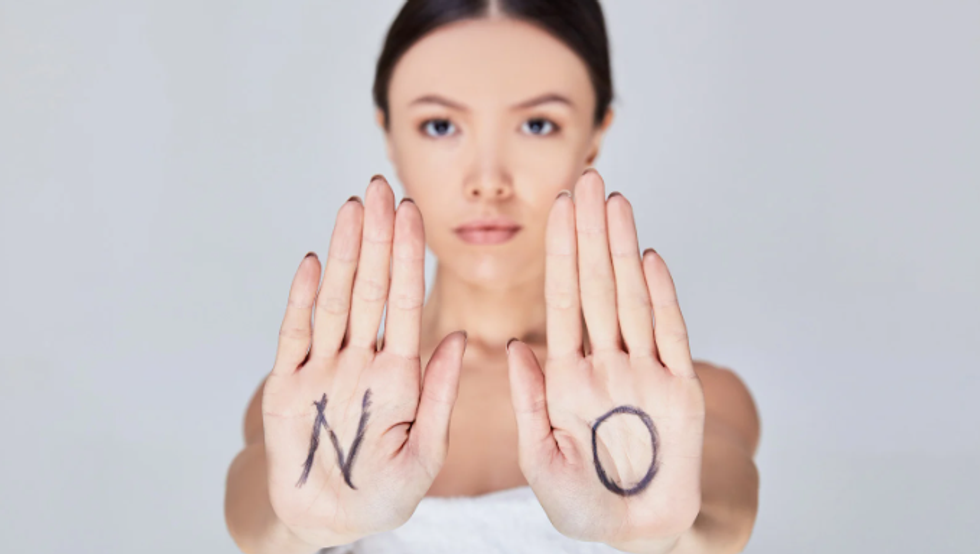 woman says no, no kids, childfree, independant woman, millennial, no