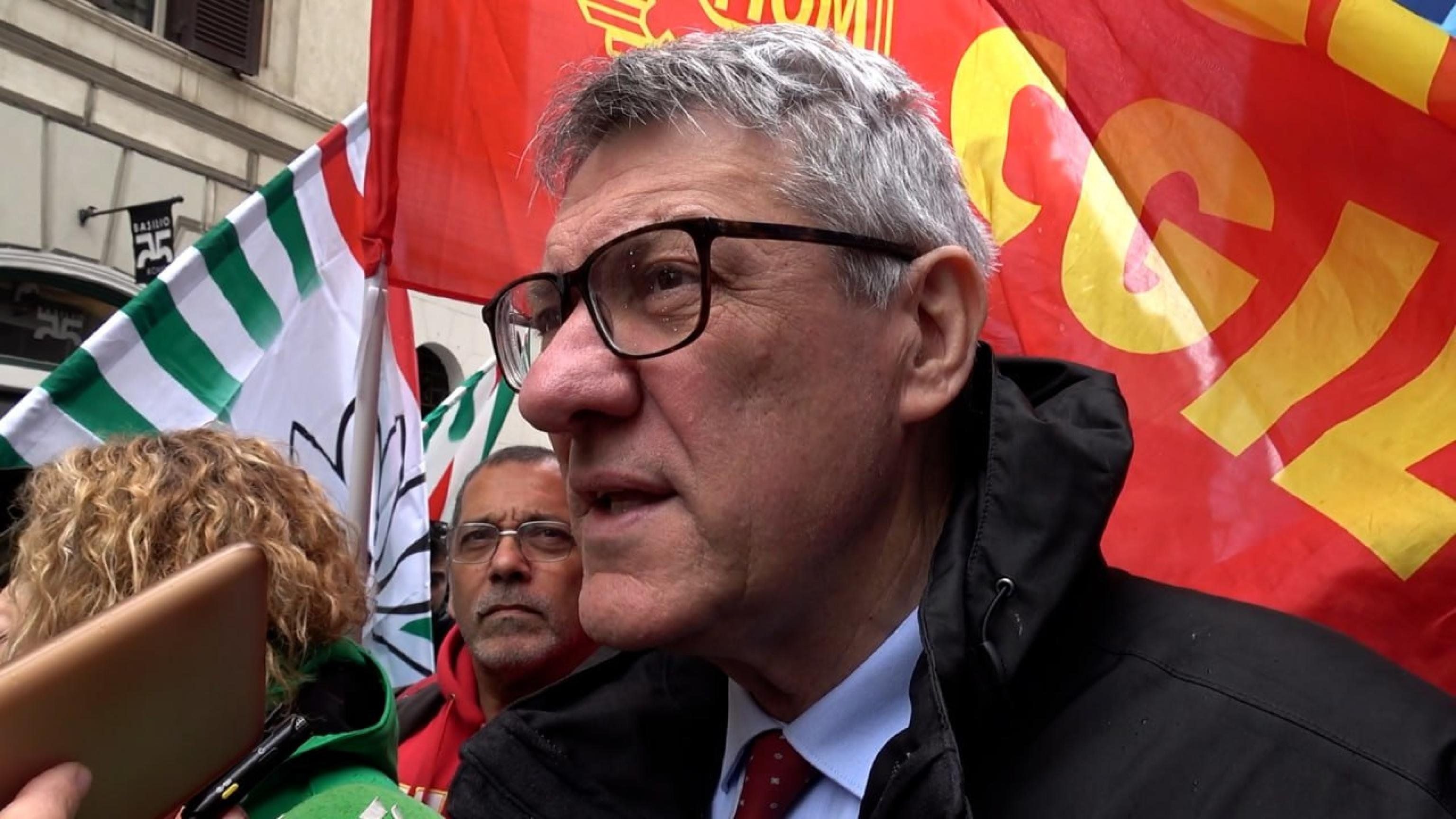 Salari a picco, ma Landini pensa a Ursula