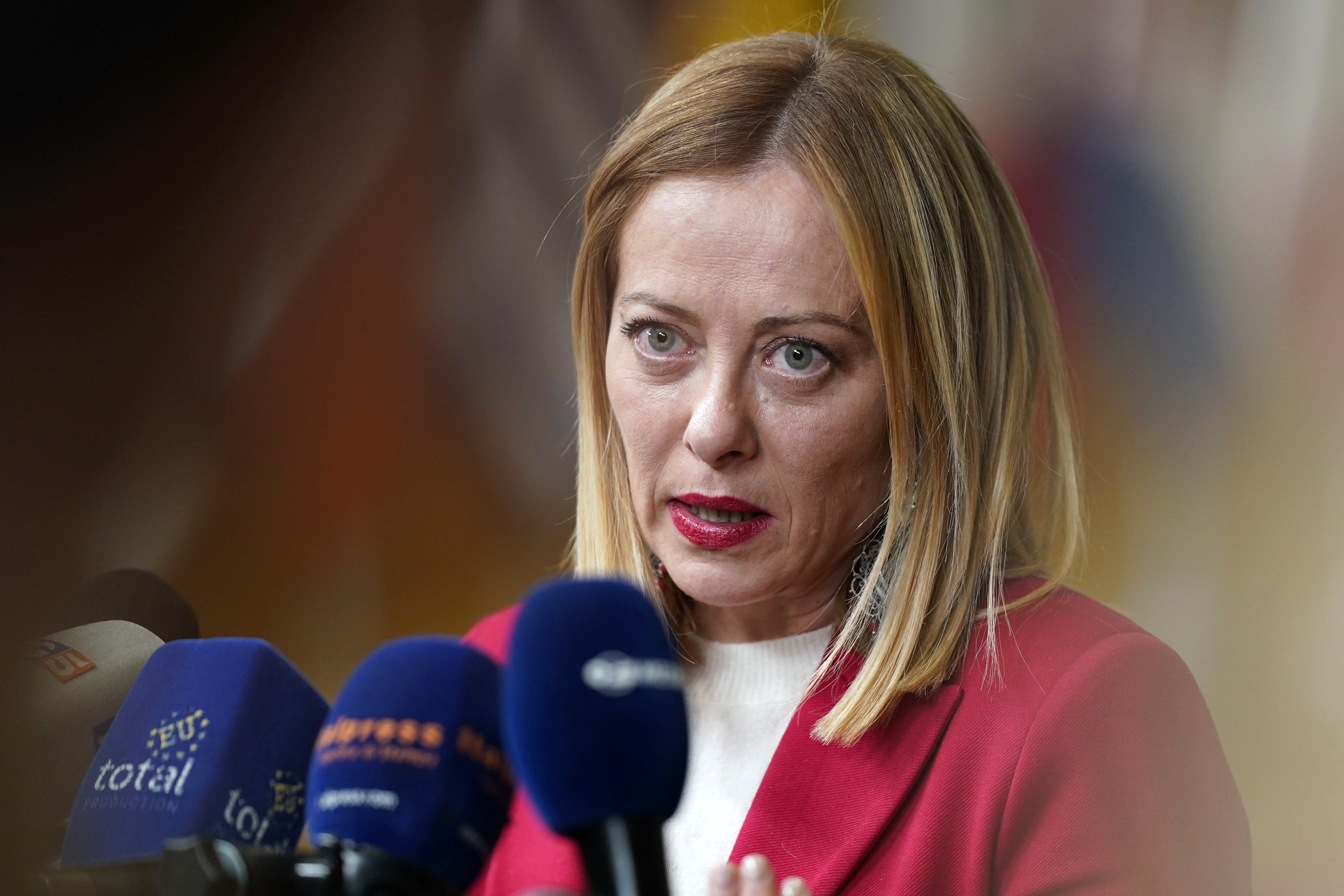 Meloni rivendica: tengo in piedi il ponte Europa-Usa. Ma il Pd si indigna