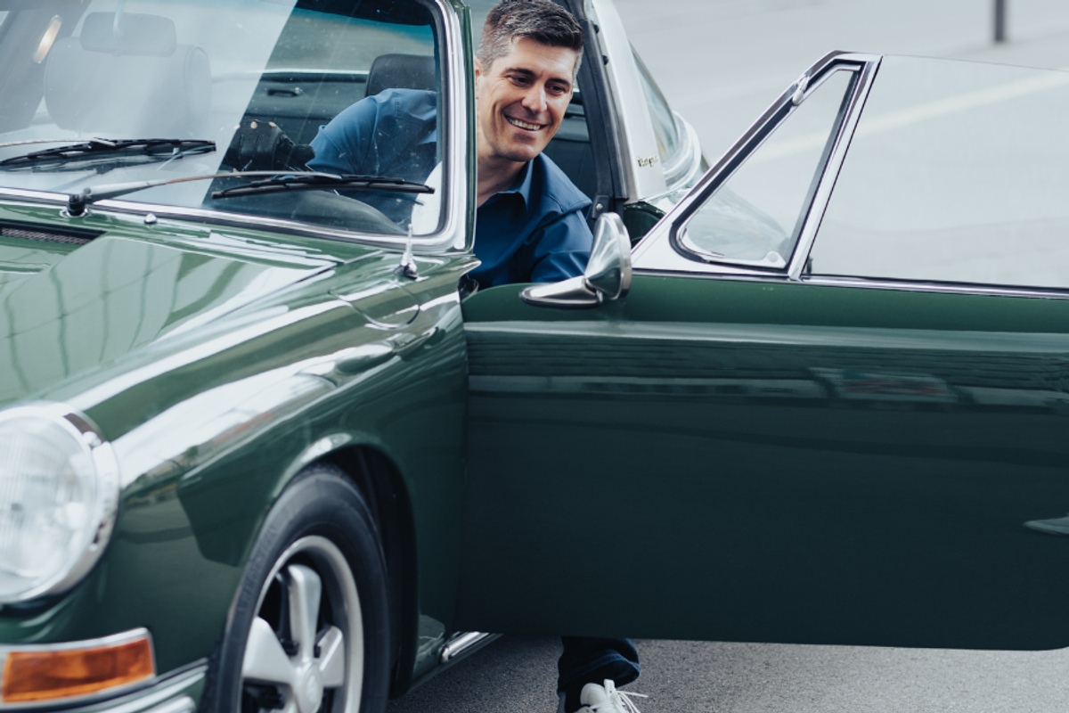 Owner of Porsche 911 sees man taking photo of it, gives him once-in-a-lifetime surprise