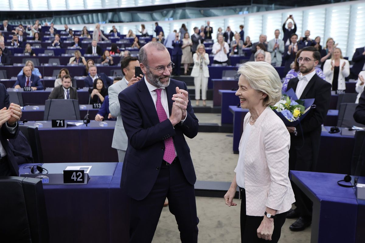 Il canto delle sirene di Ursula e Weber: «L’Ue con l’elmetto fa bene all’Italia»